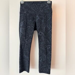 Lululemon blue and black floral pattern 7/8 leggings size 6